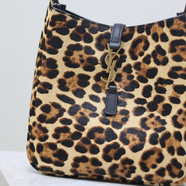 LE 5 À 7 SMALL SUPPLE 23 IN LEOPARD PRINT CALFSKIN
