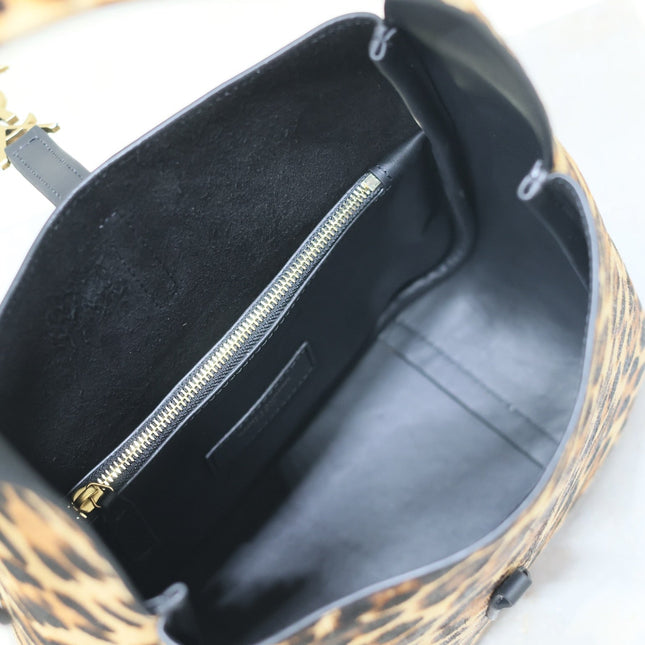 LE 5 À 7 SMALL SUPPLE 23 IN LEOPARD PRINT CALFSKIN