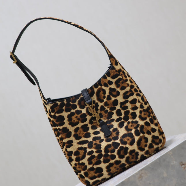 LE 5 À 7 SMALL SUPPLE 23 IN LEOPARD PRINT CALFSKIN