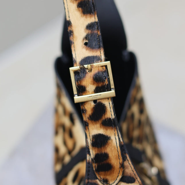 LE 5 À 7 SMALL SUPPLE 23 IN LEOPARD PRINT CALFSKIN