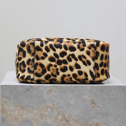 LE 5 À 7 SMALL SUPPLE 23 IN LEOPARD PRINT CALFSKIN