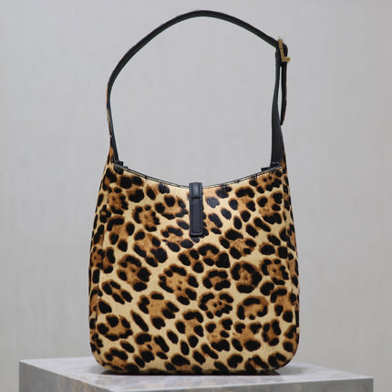 LE 5 À 7 SMALL SUPPLE 23 IN LEOPARD PRINT CALFSKIN