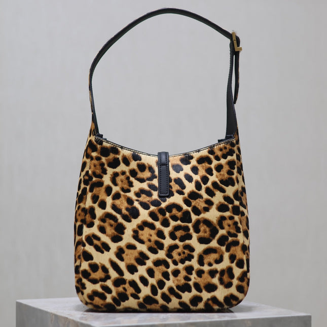 LE 5 À 7 SMALL SUPPLE 23 IN LEOPARD PRINT CALFSKIN