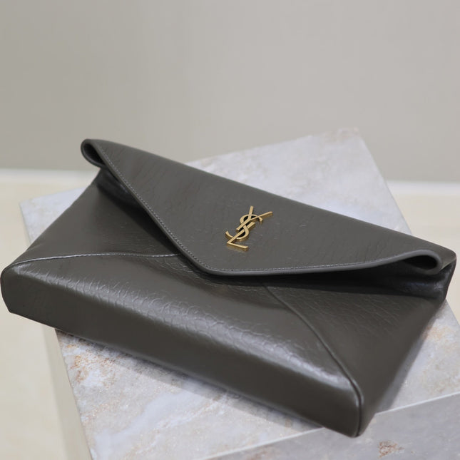 ENVELOPE CLUTCH 29 IN KOMBU GREEN LAMBSKIN COPPER LOGO
