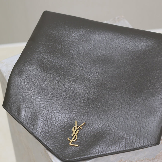 ENVELOPE CLUTCH 29 IN KOMBU GREEN LAMBSKIN COPPER LOGO