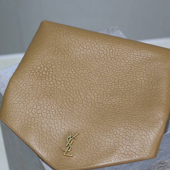 ENVELOPE CLUTCH 29 IN EARTHY YELLOW LAMBSKIN COPPER LOGO