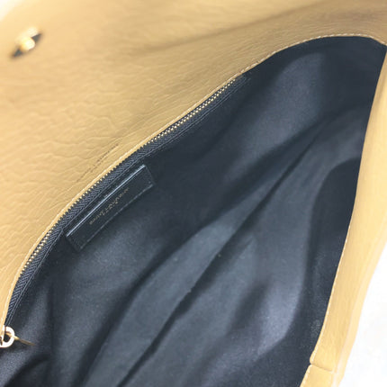ENVELOPE CLUTCH 29 IN EARTHY YELLOW LAMBSKIN COPPER LOGO