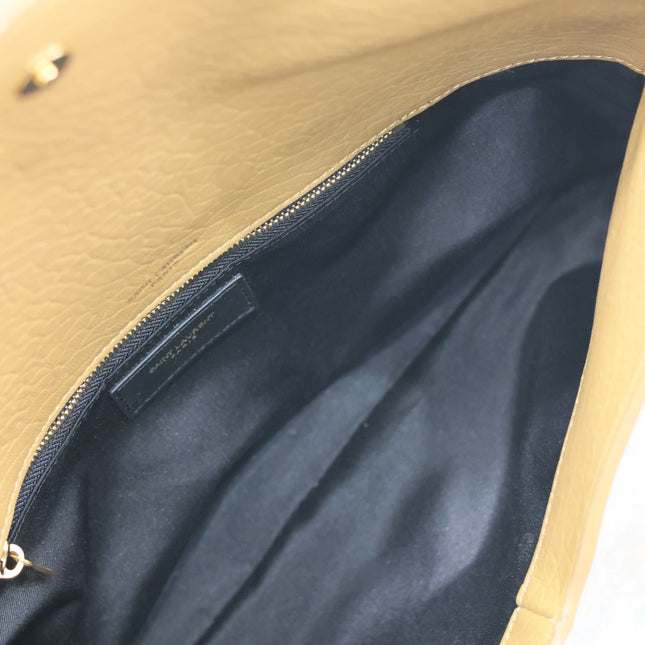 ENVELOPE CLUTCH 29 IN EARTHY YELLOW LAMBSKIN COPPER LOGO