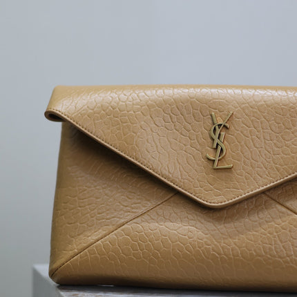 ENVELOPE CLUTCH 29 IN EARTHY YELLOW LAMBSKIN COPPER LOGO
