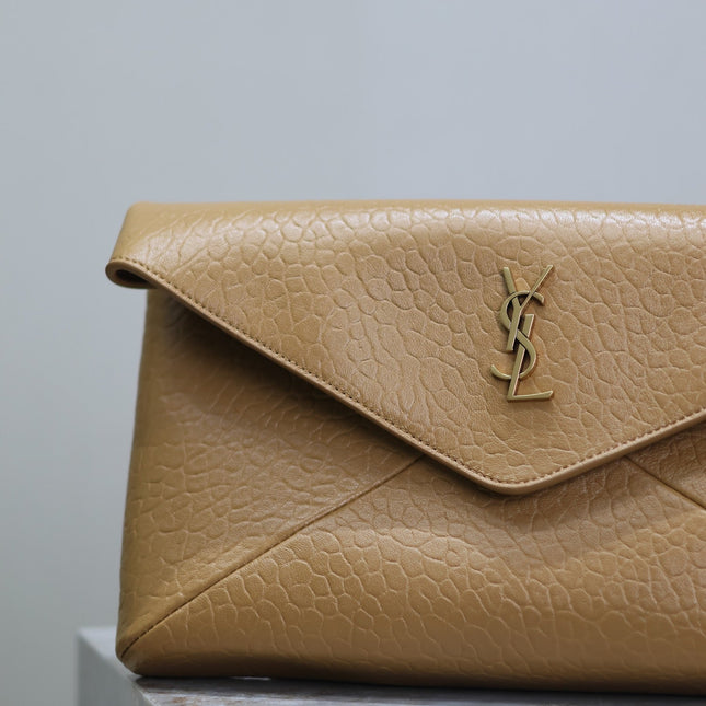 ENVELOPE CLUTCH 29 IN EARTHY YELLOW LAMBSKIN COPPER LOGO
