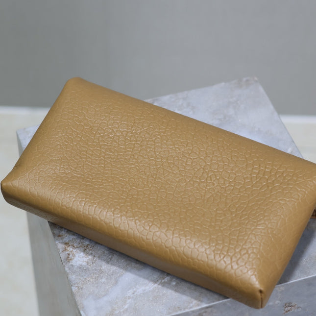ENVELOPE CLUTCH 29 IN EARTHY YELLOW LAMBSKIN COPPER LOGO