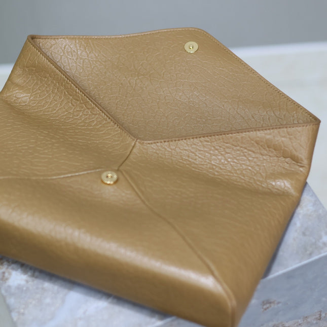 ENVELOPE CLUTCH 29 IN EARTHY YELLOW LAMBSKIN COPPER LOGO