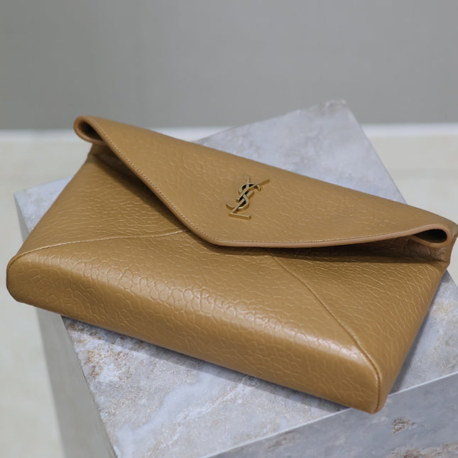 ENVELOPE CLUTCH 29 IN EARTHY YELLOW LAMBSKIN COPPER LOGO