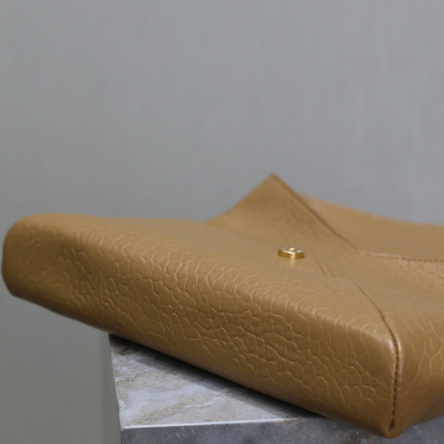 ENVELOPE CLUTCH 29 IN EARTHY YELLOW LAMBSKIN COPPER LOGO