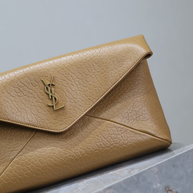 ENVELOPE CLUTCH 29 IN EARTHY YELLOW LAMBSKIN COPPER LOGO