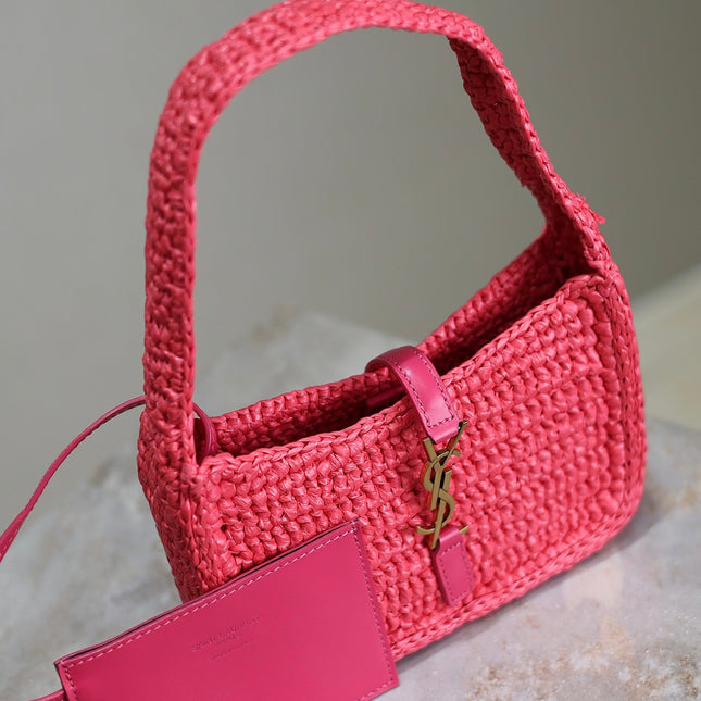 LE 5 À 7 BAG  19 IN MAGENTA PINK WOVEN RAFFIA