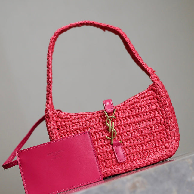 LE 5 À 7 BAG  19 IN MAGENTA PINK WOVEN RAFFIA