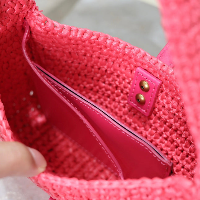 LE 5 À 7 BAG  19 IN MAGENTA PINK WOVEN RAFFIA