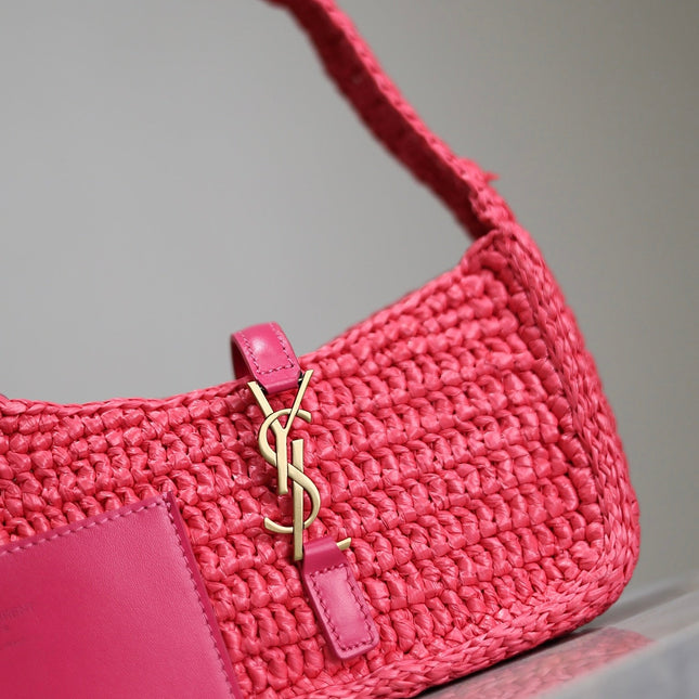 LE 5 À 7 BAG  19 IN MAGENTA PINK WOVEN RAFFIA