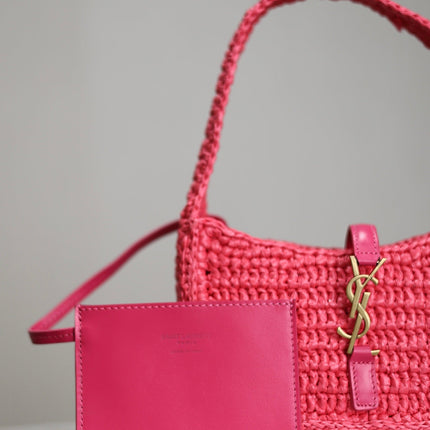 LE 5 À 7 BAG  19 IN MAGENTA PINK WOVEN RAFFIA