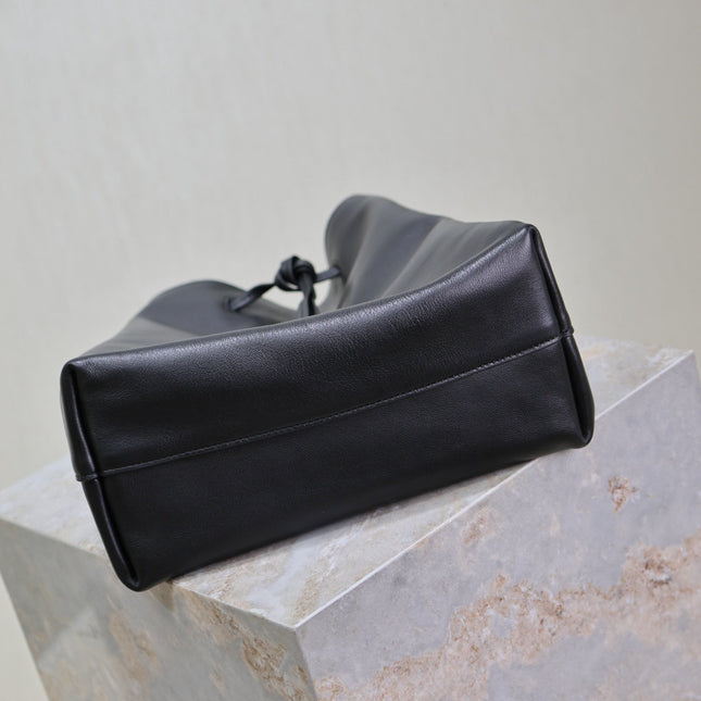 POCHON BUCKET BAG 30 IN BLACK LAMBSKIN GOLD HARDWARE