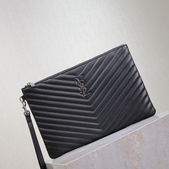 CLUTCH 30 IN BLACK QUILTED CALFSKIN SILVER BUCKLE
