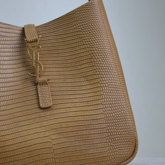 LE 5 À 7 SMALL SUPPLE 23 IN CIDER BROWN LIZARD-EMBOSSED CALFSKIN