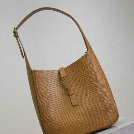 LE 5 À 7 SMALL SUPPLE 23 IN CIDER BROWN LIZARD-EMBOSSED CALFSKIN