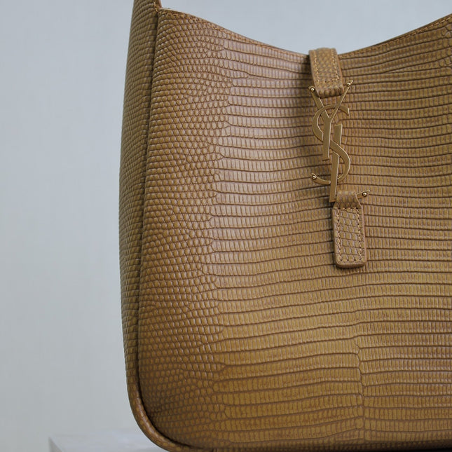 LE 5 À 7 SMALL SUPPLE 23 IN CIDER BROWN LIZARD-EMBOSSED CALFSKIN