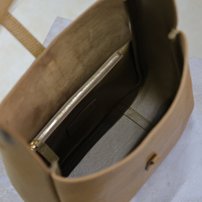LE 5 À 7 SMALL SUPPLE 23 IN CIDER BROWN LIZARD-EMBOSSED CALFSKIN