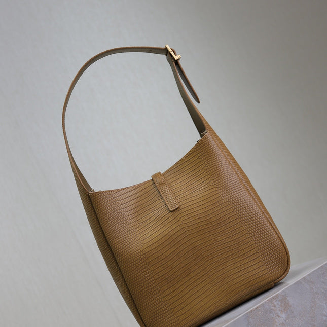 LE 5 À 7 SMALL SUPPLE 23 IN CIDER BROWN LIZARD-EMBOSSED CALFSKIN