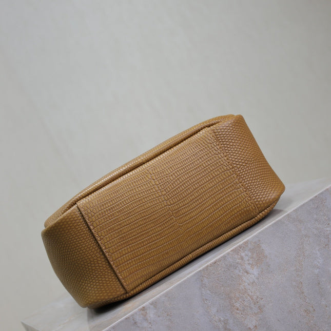 LE 5 À 7 SMALL SUPPLE 23 IN CIDER BROWN LIZARD-EMBOSSED CALFSKIN