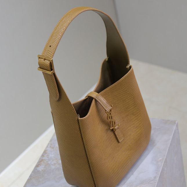 LE 5 À 7 SMALL SUPPLE 23 IN CIDER BROWN LIZARD-EMBOSSED CALFSKIN