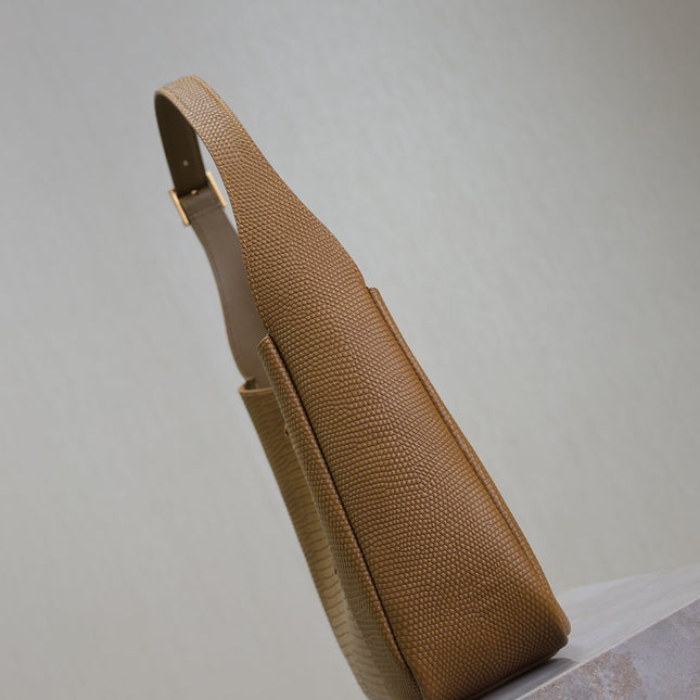 LE 5 À 7 SMALL SUPPLE 23 IN CIDER BROWN LIZARD-EMBOSSED CALFSKIN