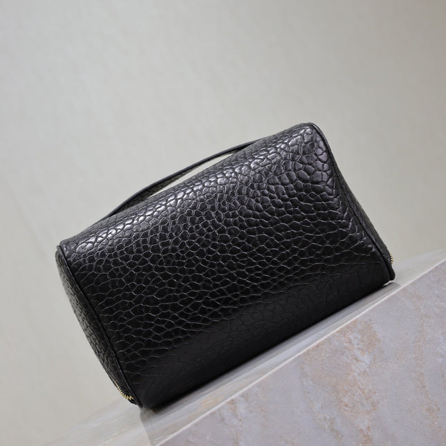 COMESTIC POUCH IN BLACK LAMBSKIN GOLD LOGO
