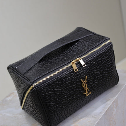 COMESTIC POUCH IN BLACK LAMBSKIN GOLD LOGO