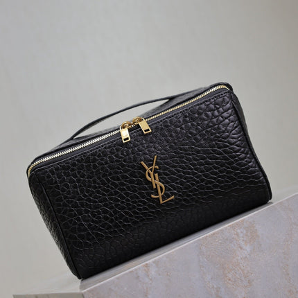 COMESTIC POUCH IN BLACK LAMBSKIN GOLD LOGO