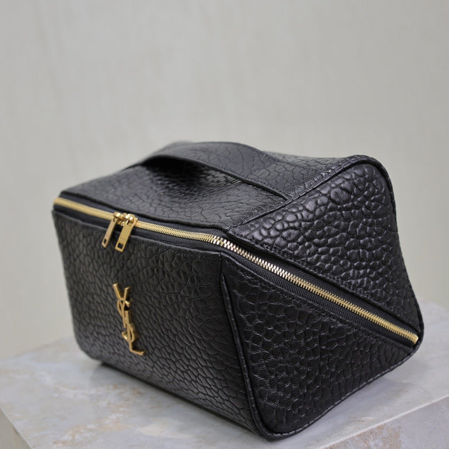 COMESTIC POUCH IN BLACK LAMBSKIN GOLD LOGO