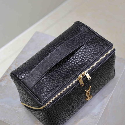 COMESTIC POUCH IN BLACK LAMBSKIN GOLD LOGO