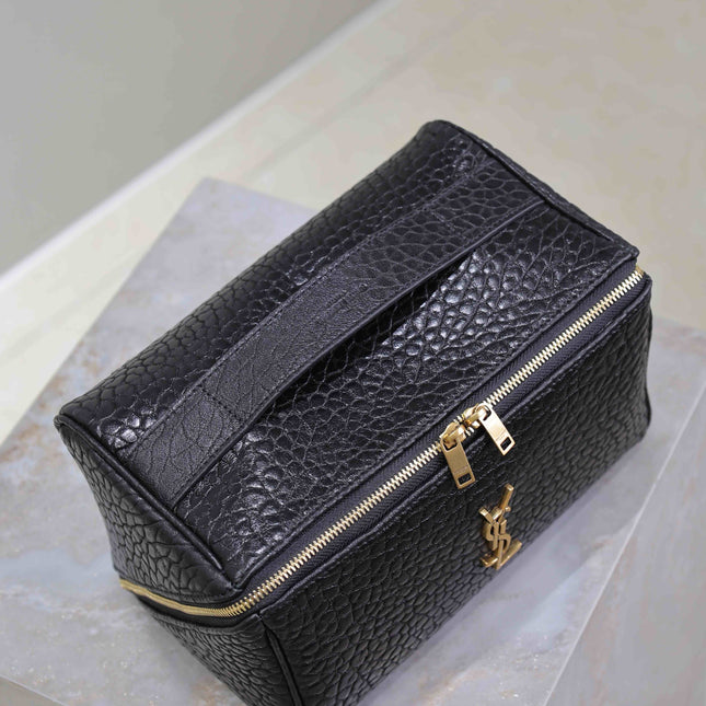 COMESTIC POUCH IN BLACK LAMBSKIN GOLD LOGO