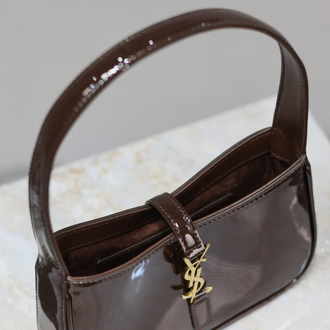 LE 5 À 7 MINI BAG 19 IN CHOCOLATE PATENT CALFSKIN GOLD LOGO