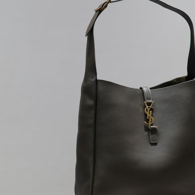 LE 5 À 7 LARGE BAG 31 IN KHAKI GREEN LAMBSKIN