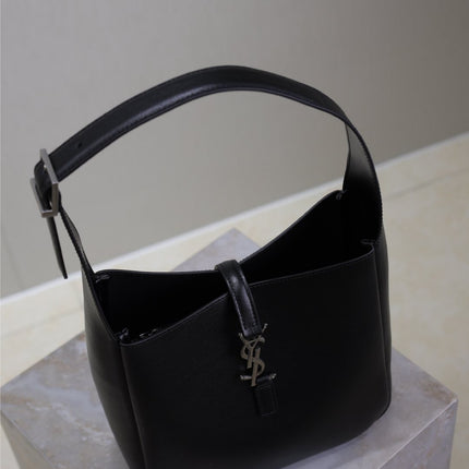 LE 5 À 7 SUPPLE BAG 23 IN BLACK CALFSKIN SILVER BUCKLE