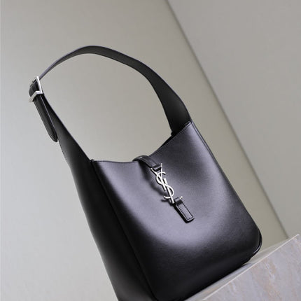 LE 5 À 7 SUPPLE BAG 23 IN BLACK CALFSKIN SILVER BUCKLE