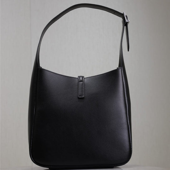 LE 5 À 7 SUPPLE BAG 23 IN BLACK CALFSKIN SILVER BUCKLE