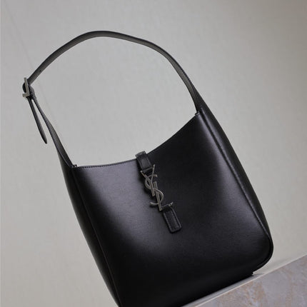 LE 5 À 7 SUPPLE BAG 23 IN BLACK CALFSKIN SILVER BUCKLE