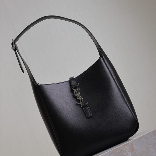 LE 5 À 7 SUPPLE BAG 23 IN BLACK CALFSKIN SILVER BUCKLE