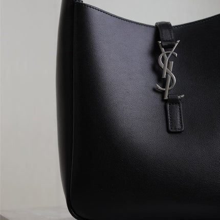 LE 5 À 7 SUPPLE BAG 23 IN BLACK CALFSKIN SILVER BUCKLE
