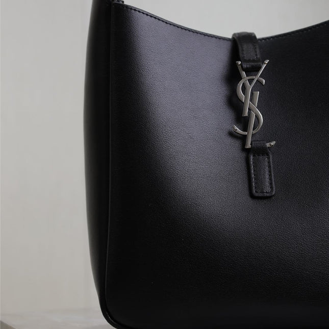 LE 5 À 7 SUPPLE BAG 23 IN BLACK CALFSKIN SILVER BUCKLE