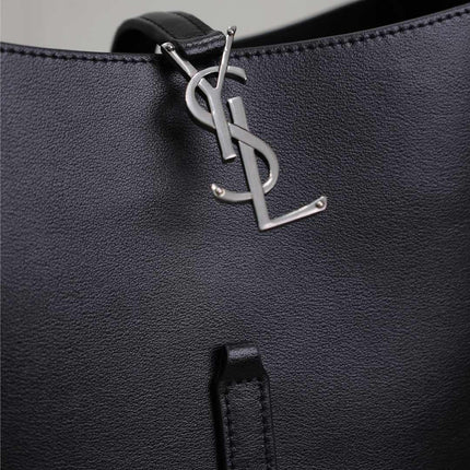 LE 5 À 7 SUPPLE BAG 23 IN BLACK CALFSKIN SILVER BUCKLE